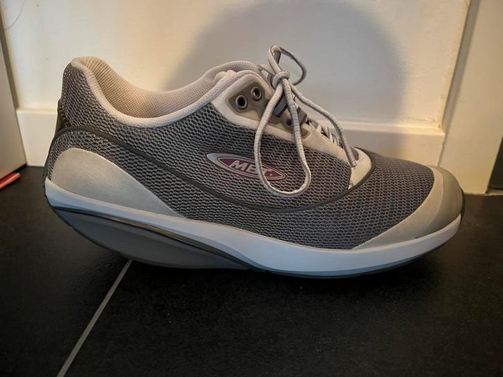 MBT fora grijs. Maat 39. Nieuw, Sport en Fitness, Loopsport en Atletiek, Zo goed als nieuw, Hardloopschoenen, Overige merken, Ophalen of Verzenden