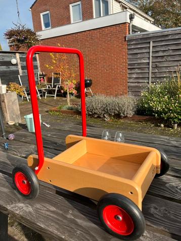 Houten Loopwagen met Rubberen Wielen beschikbaar voor biedingen