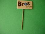 Speldje van BROS (blauwe O) Bensdorp, Verzenden, Zo goed als nieuw, Merk, Speldje of Pin