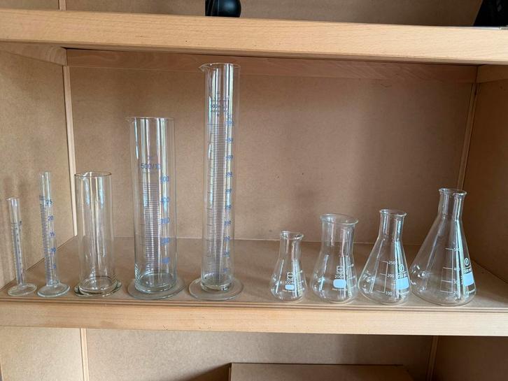 Set van 9 glazen maatcilinders en Erlenmeyer kolven, Verzamelen, Glas en Borrelglaasjes, Zo goed als nieuw, Overige typen, Ophalen