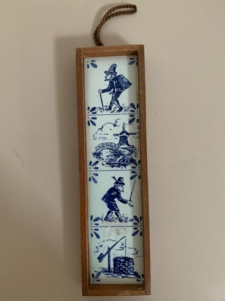 Ingelijst verticaal tegeltje 4 afbeeldingen, delfts blauw., Antiek en Kunst, Antiek | Wandborden en Tegels, Ophalen