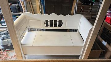 Oude klep bank  beschikbaar voor biedingen