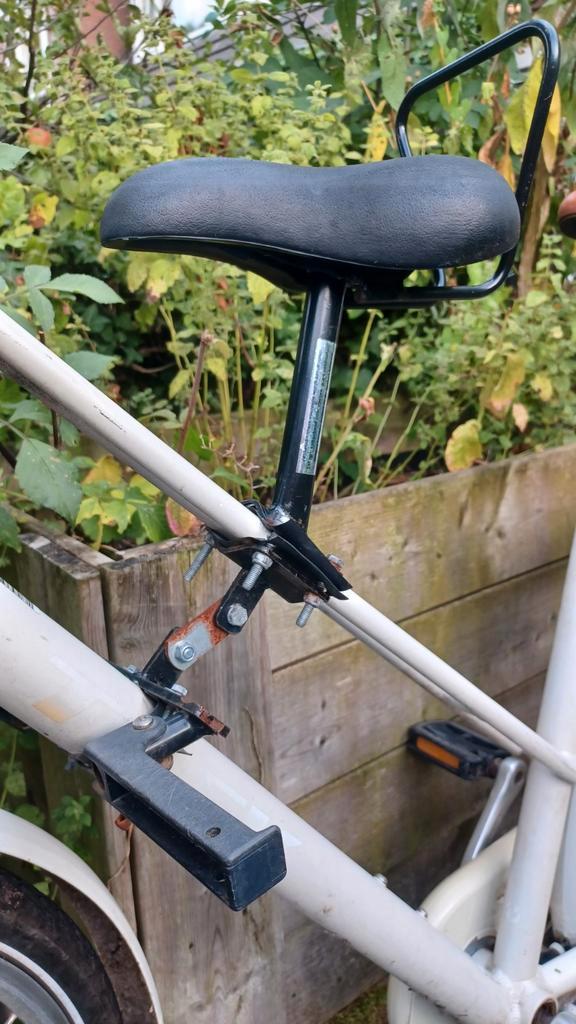 Fietszadeltje voor op stang fiets, Fietsen en Brommers, Fietsaccessoires | Fietsstoeltjes, Gebruikt, Voorzitje, Voetsteuntjes