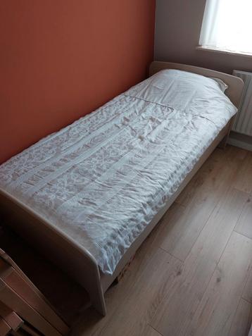 1 persoonsbed met matras 2,06x1m