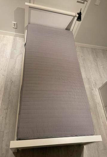 Eenpersoonsbed met elektrische lattenbodem en matras beschikbaar voor biedingen