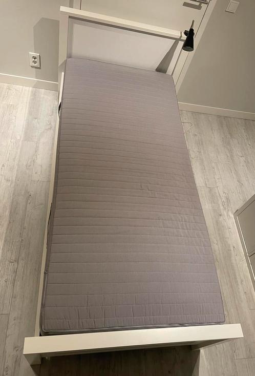 Eenpersoonsbed met elektrische lattenbodem en matras, Huis en Inrichting, Slaapkamer | Bedden, Zo goed als nieuw, Eenpersoons