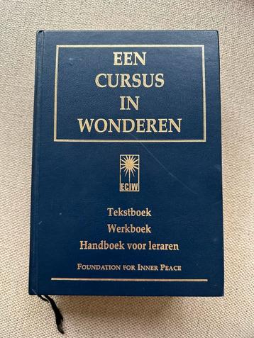 Cursus in wonderen volledige boek beschikbaar voor biedingen