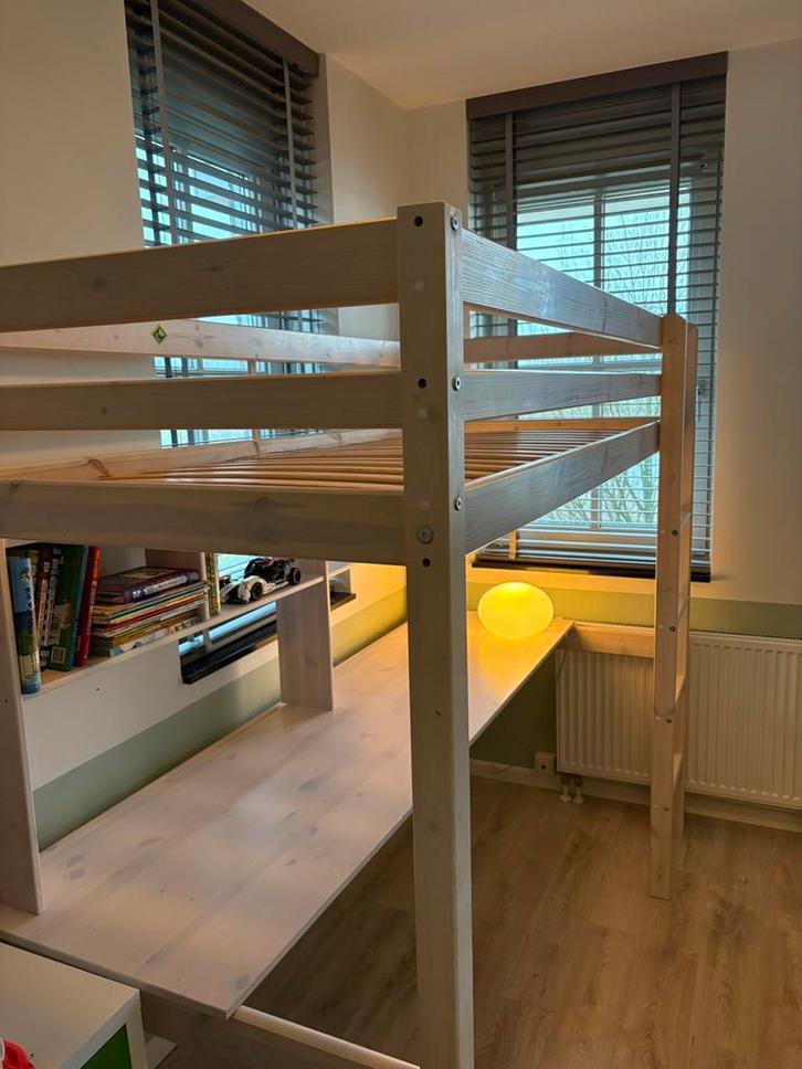 Hoogslaper met bureaublad en vakkenkastje ingebouwd, Huis en Inrichting, Slaapkamer | Stapelbedden en Hoogslapers, Zo goed als nieuw