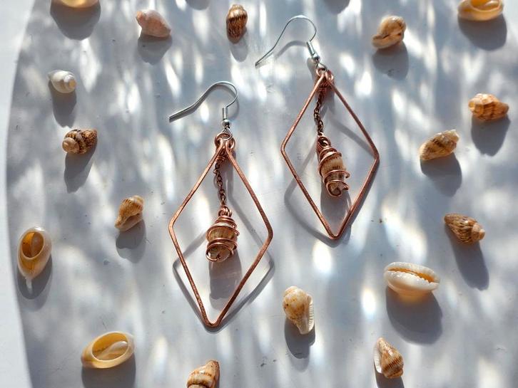 Big Aurelia - Handgemaakt koperen oorbellen met Nassa-schelp, Sieraden, Tassen en Uiterlijk, Oorbellen, Nieuw, Hangers, Overige materialen
