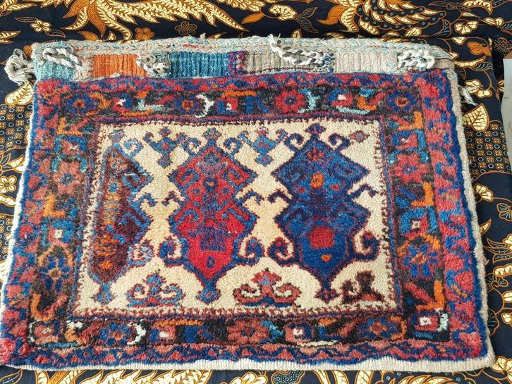 Mooi zwaar antiek Perzisch kussen uit Iran 52,5-63,5 cm., Antiek en Kunst, Antiek | Kleden en Textiel, Ophalen of Verzenden