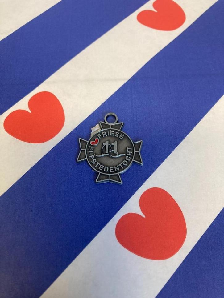 Friese Elfstedentocht kruisje, Postzegels en Munten, Penningen en Medailles, Overige materialen, Nederland, Ophalen of Verzenden