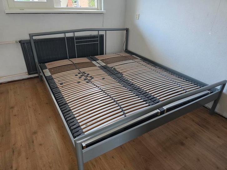 Verstelbaar bed met lattenbodem & afstandsbediening, Huis en Inrichting, Slaapkamer | Bedden, Ophalen