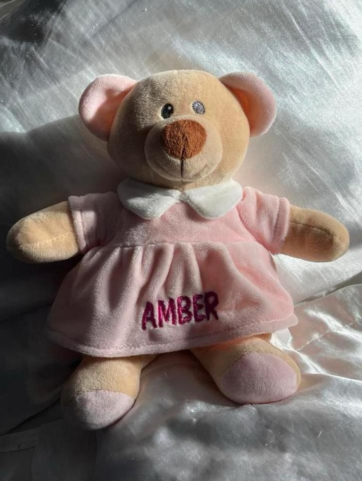 Knuffelbeer Amber met roze jurk, Kinderen en Baby's, Speelgoed | Knuffels en Pluche, Zo goed als nieuw, Beer, Ophalen of Verzenden