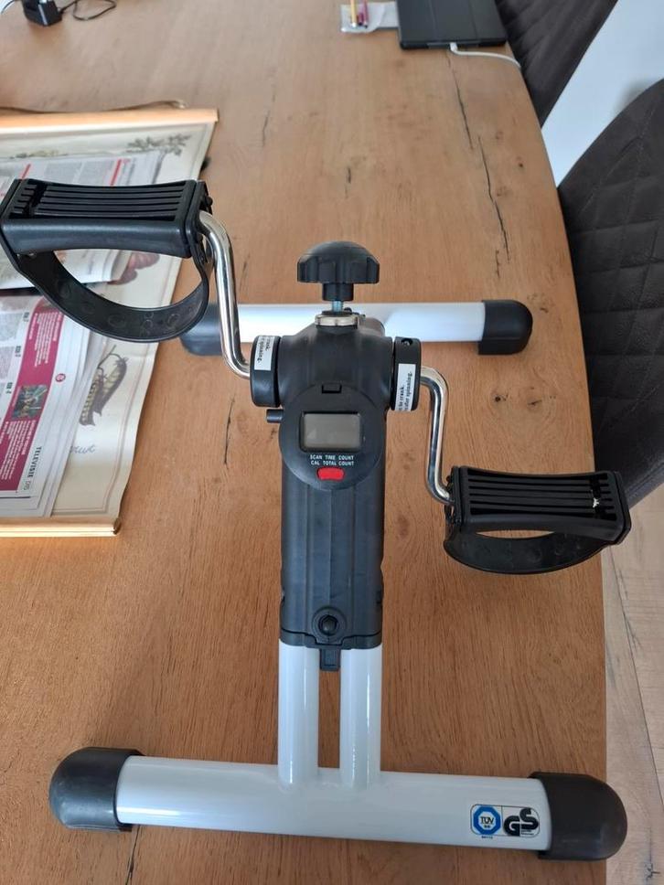 Stoelfiets - Compacte bewegingstrainer, Sport en Fitness, Fitnessapparatuur, Zo goed als nieuw, Stoelfiets, Armen, Benen, Metaal