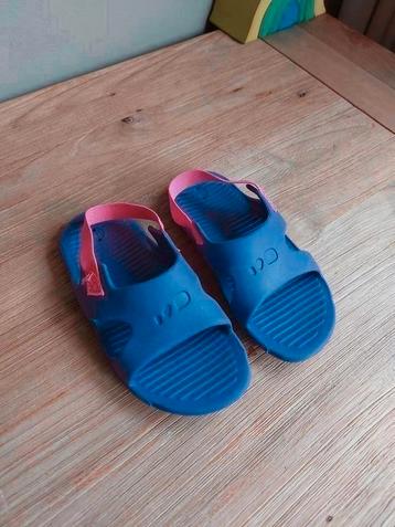 Fijne badslippers mét enkelbandje! Maat 25/26 (24/25) beschikbaar voor biedingen