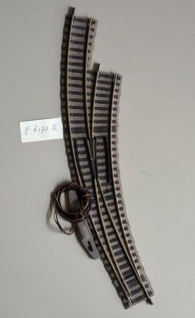 Fleischmann 6177 R Gebogen wissel met wisselmotor, Hobby en Vrije tijd, Modeltreinen | H0, Gebruikt, Rails, Gelijkstroom, Fleischmann
