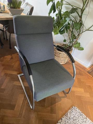 Mooie design fauteuil met chroom, blauw/grijs (Bijenkorf) beschikbaar voor biedingen
