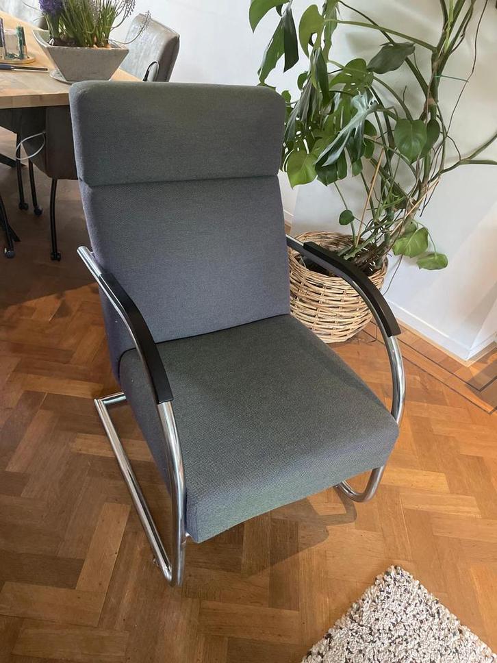 Mooie design fauteuil met chroom, blauw/grijs (Bijenkorf), Huis en Inrichting, Fauteuils, Zo goed als nieuw, Stof, 50 tot 75 cm