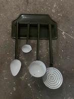 Emaille lepelrek en oud flesje, Ophalen