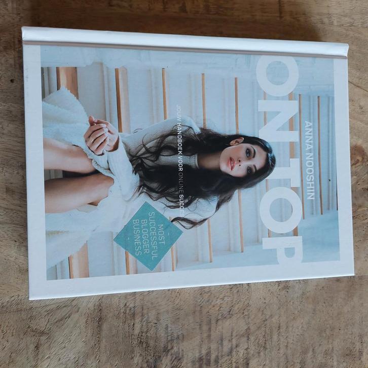 Anna Nooshin - On top, Boeken, Mode, Zo goed als nieuw, Mode algemeen, Ophalen of Verzenden
