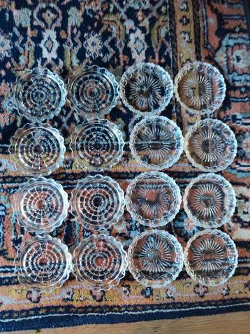 16 glazen onderzetters beschikbaar voor biedingen