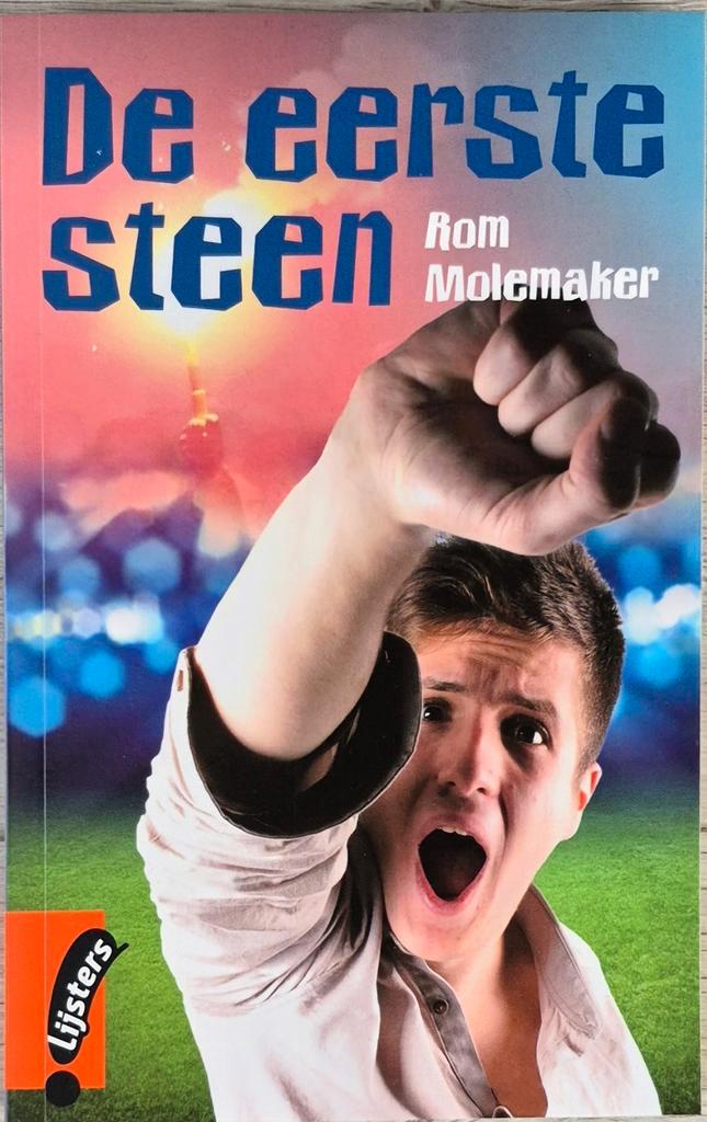 De eerste steen - Rom Molemaker, Boeken, Kinderboeken | Jeugd | 13 jaar en ouder, Nieuw, Ophalen of Verzenden