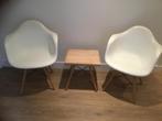 2 kunststof stoelen met bijpassend bij zettafeltje, Twee, Kunststof, Wit, Zo goed als nieuw