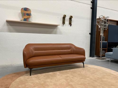 Als nieuw Leolux Lindo Bank 3 zits Ceras Auburn leer Design, Huis en Inrichting, Banken | Bankstellen, Nieuw, Rechte bank, Driepersoons