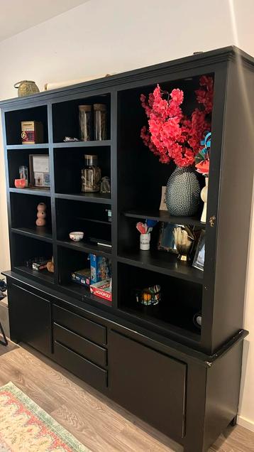 Mooie kast met bovenin lampjes