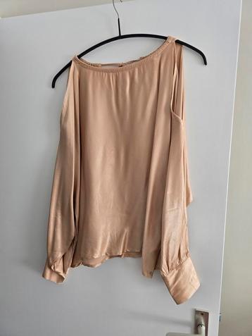 Goudkleurige blouse van Tramontana met blote schouders beschikbaar voor biedingen