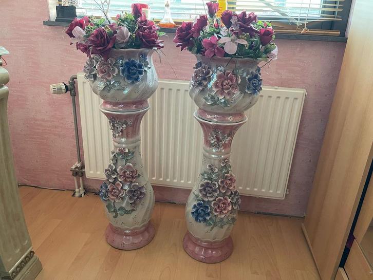 Set van 2 sierlijke bloempotten op voet, Huis en Inrichting, Woonaccessoires | Zuilen en Pilaren, Gebruikt, Ophalen