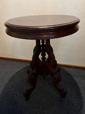 Antieke bijzettafel beschikbaar voor biedingen