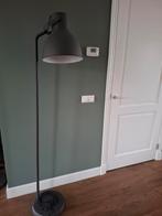 Ikea grijze staande lamp vloerlamp, Huis en Inrichting, Lampen | Vloerlampen, Ophalen, Zo goed als nieuw