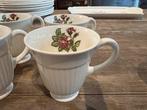 WEDGWOOD MOSS ROSE KOFFIE KOP/ MOK OP VOET, Ophalen of Verzenden, Zo goed als nieuw, Wedgwood, Kop(pen) en/of Schotel(s)