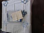 Tafelkleed borduren 80x80 blauwtinten, Huis en Inrichting, Tafelkleden, Ophalen, Zo goed als nieuw, Vierkant