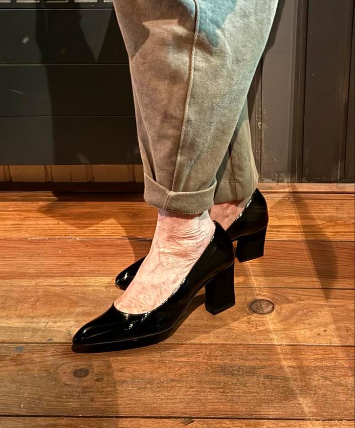 Elegante zwarte pumps van Voltan, Kleding | Dames, Schoenen, Zo goed als nieuw, Pumps, Zwart, Ophalen of Verzenden