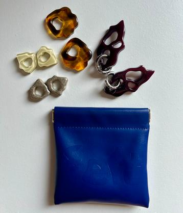 Set van vier unieke Felt Atelier oorbellen inclusief hangers beschikbaar voor biedingen