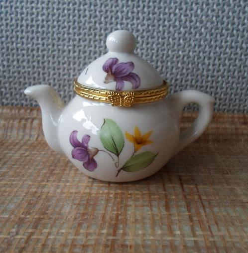 Porseleinen snuisterij- pilllendoos.Vorm van een theepotje., Antiek en Kunst, Curiosa en Brocante, Ophalen of Verzenden