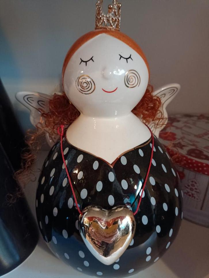 Engel XL zwart/wit keramisch met rode krullen. 24cm hoog., Verzamelen, Beelden en Beeldjes, Ophalen of Verzenden