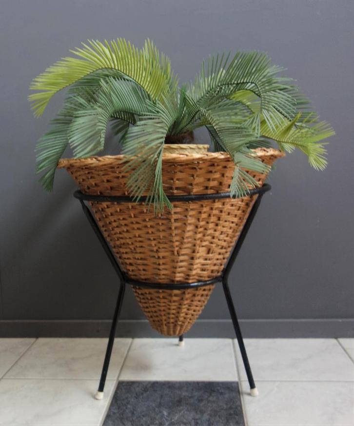 60 70 jaren rietenpunt mand Rohe Noordwolde in metalen frame, Huis en Inrichting, Woonaccessoires | Schalen en Manden, Gebruikt