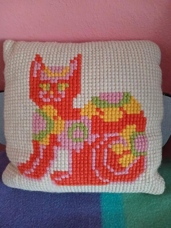 Vintage '71 met de hand geborduurd Poes Kussentje, Huis en Inrichting, Woonaccessoires | Kussens, Ophalen of Verzenden