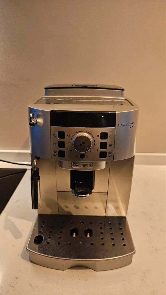 Delonghi Magnifica S Koffieautomaat, Witgoed en Apparatuur, Koffiezetapparaten, Gebruikt, Koffiebonen, Koffiemachine, 2 tot 4 kopjes