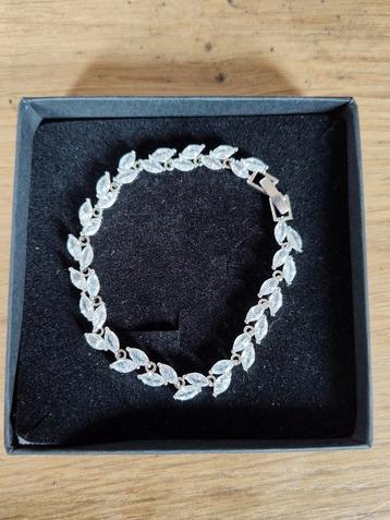Mooie ongedragen zilveren armband met strass beschikbaar voor biedingen