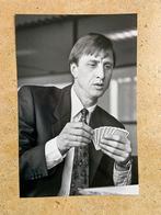 Org z/w foto Ajax coach J Cruijff kaarten op Schiphol 1987, Verzenden, Nieuw, Ajax, Poster, Plaatje of Sticker