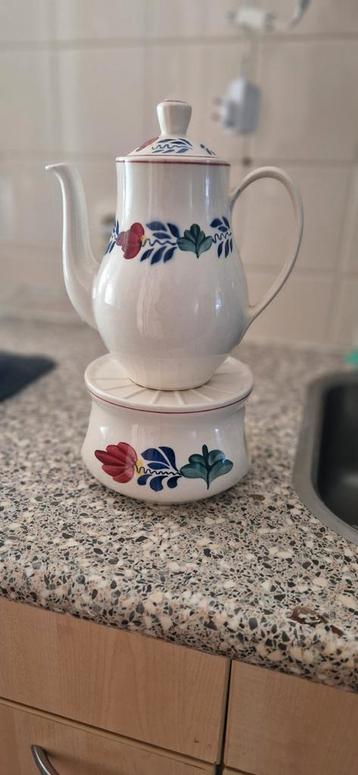 Boerenbond theepot en warmhouder beschikbaar voor biedingen