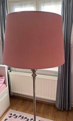 Vloerlamp met roze kap, Huis en Inrichting, Lampen | Vloerlampen, 100 tot 150 cm, Ophalen of Verzenden, Zo goed als nieuw