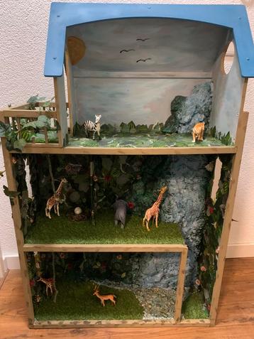 Poppenhuis jungle of dino thema beschikbaar voor biedingen
