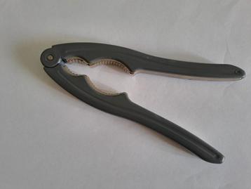 Stevige, donkergrijze notenkraker van kunststof en metaal. beschikbaar voor biedingen