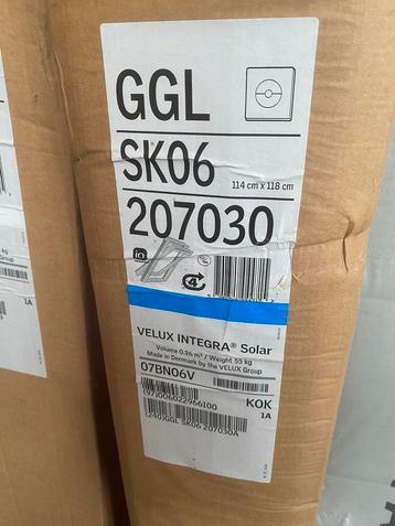 VELUX houten tuimelvenster GGLSK06 114x118cm op zonne-energ. beschikbaar voor biedingen