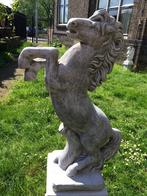 Paard op sokkel, vol steen, Ophalen of Verzenden, Steen, Dierenbeeld